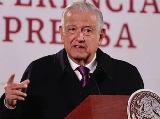 AMLO exhibe carta en la que pide al Inai informar ingresos de Loret de Mola