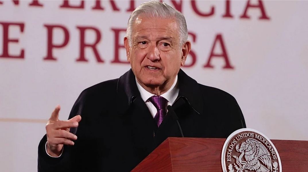 AMLO exhibe carta en la que pide al Inai informar ingresos de Loret de Mola