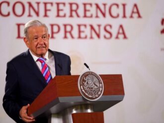 Afirma AMLO que tiene pruebas de los ingresos de Loret de Mola; “y tengo más”, dice