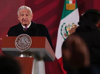 AMLO acusa a Enrique Krauze de ser “el mesías del conservadurismo”