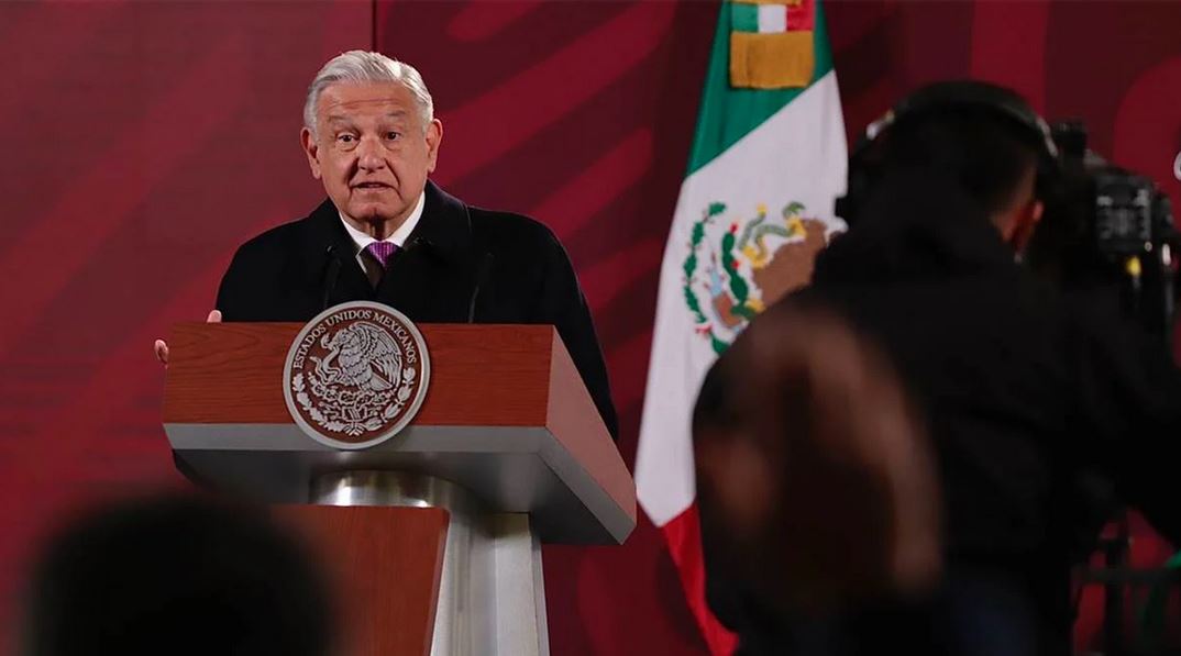 AMLO acusa a Enrique Krauze de ser “el mesías del conservadurismo”