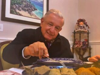 “¡Bendita tradición!”, AMLO celebra Día de la Candelaria comiendo tamales tabasqueños