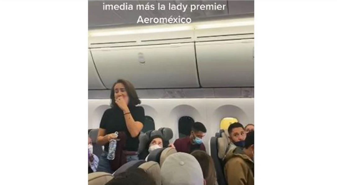 Exhiben en redes sociales a mujer que retrasó un vuelo; la llaman «Lady Aeroméxico»
