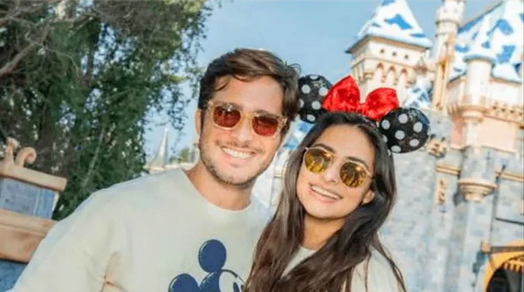 Diego Boneta y Renata Notni viven mágico y amoroso viaje a Disneyland