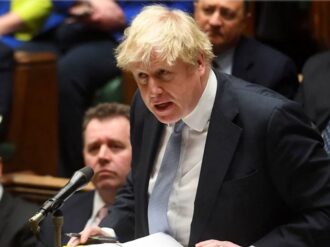 Difunden nueva fotografía de Boris Johnson en otro evento social bajo restricciones antiCovid