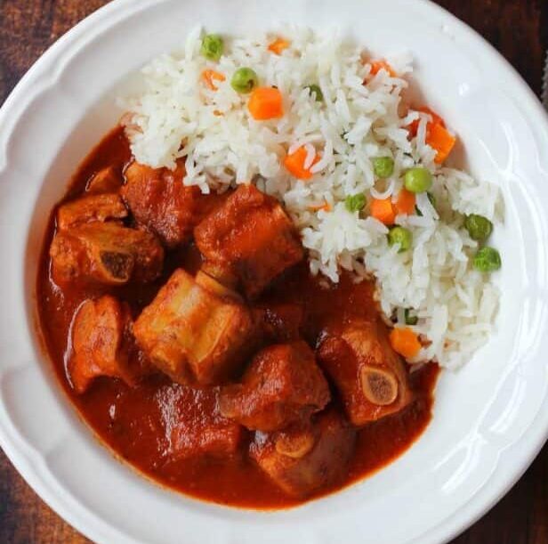 Costillas de cerdo en salsa de chile morita 
