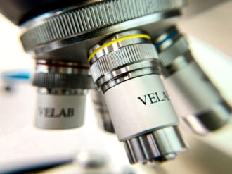 Reformulan farmacéuticas sus vacunas para combatir la ómicron