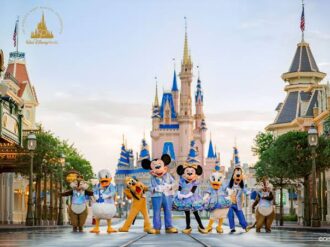 Elimina Disney uso obligatorio de cubrebocas en sitios cerrados