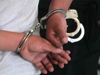 Adolescente habría asesinado a su familia tras pleito por sus malas calificaciones