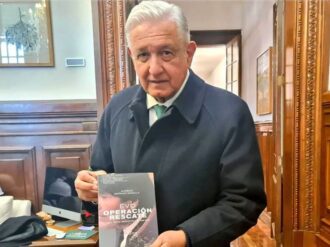 Evo Morales presume foto del «hermano» AMLO con libro de su «rescate» por México