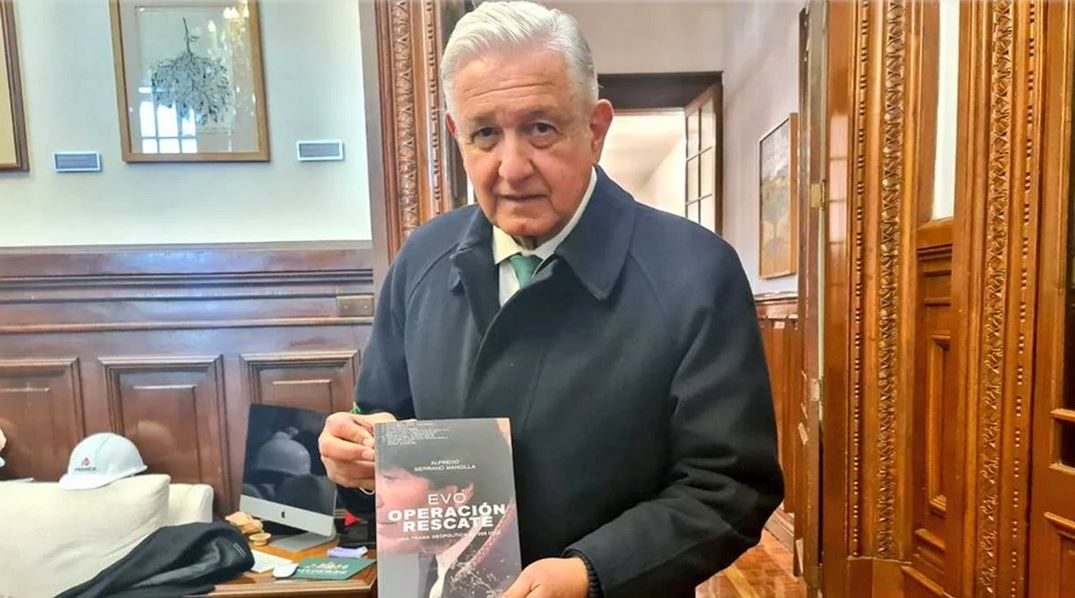 Evo Morales presume foto del «hermano» AMLO con libro de su «rescate» por México