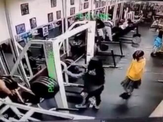 Video. Captan últimos segundos de vida de mujer tras caerle pesa de 180 kilos en gimnasio de la colonia Peralvillo