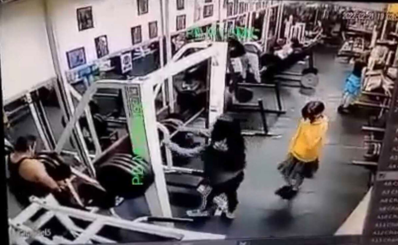 Video. Captan últimos segundos de vida de mujer tras caerle pesa de 180 kilos en gimnasio de la colonia Peralvillo