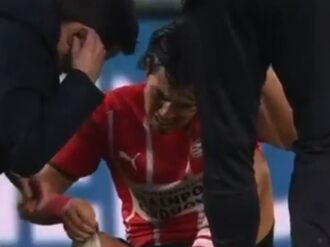 Erick Gutiérrez salió lesionado y en camilla con el PSV