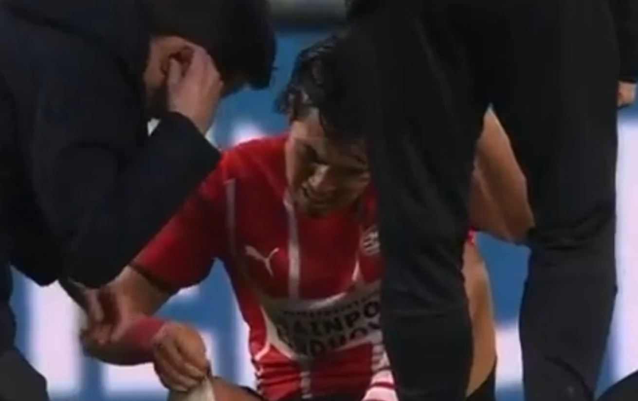 Erick Gutiérrez salió lesionado y en camilla con el PSV