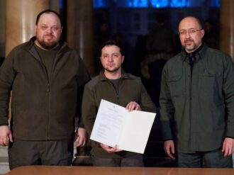 Volodimir Zelensky firma la solicitud para la entrada de Ucrania en la Unión Europea