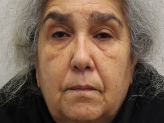 Mujer roba diamantes valuados en 5,7 mdd y solo paga multa de 340 dólares