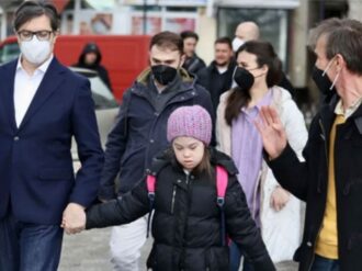 Presidente de Macedonia del Norte lleva a niña con síndrome de down a la escuela para detener bullying en su contra