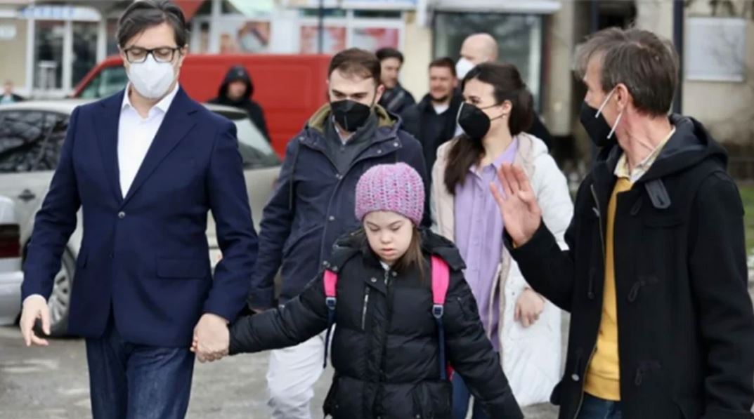 Presidente de Macedonia del Norte lleva a niña con síndrome de down a la escuela para detener bullying en su contra