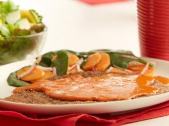 Milanesa de res en salsa de chile guajillo