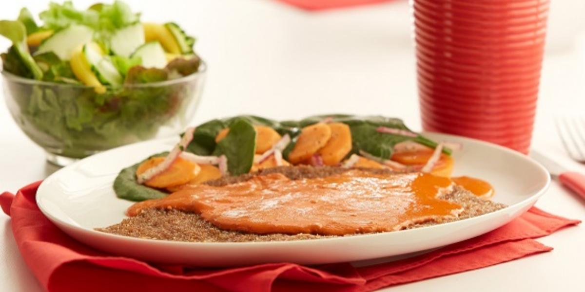 Milanesa de res en salsa de chile guajillo