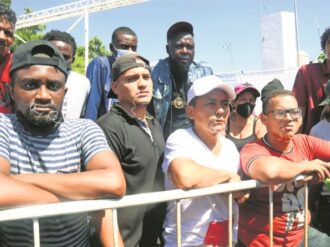 Se suturan los labios; exigen documentos migratorios