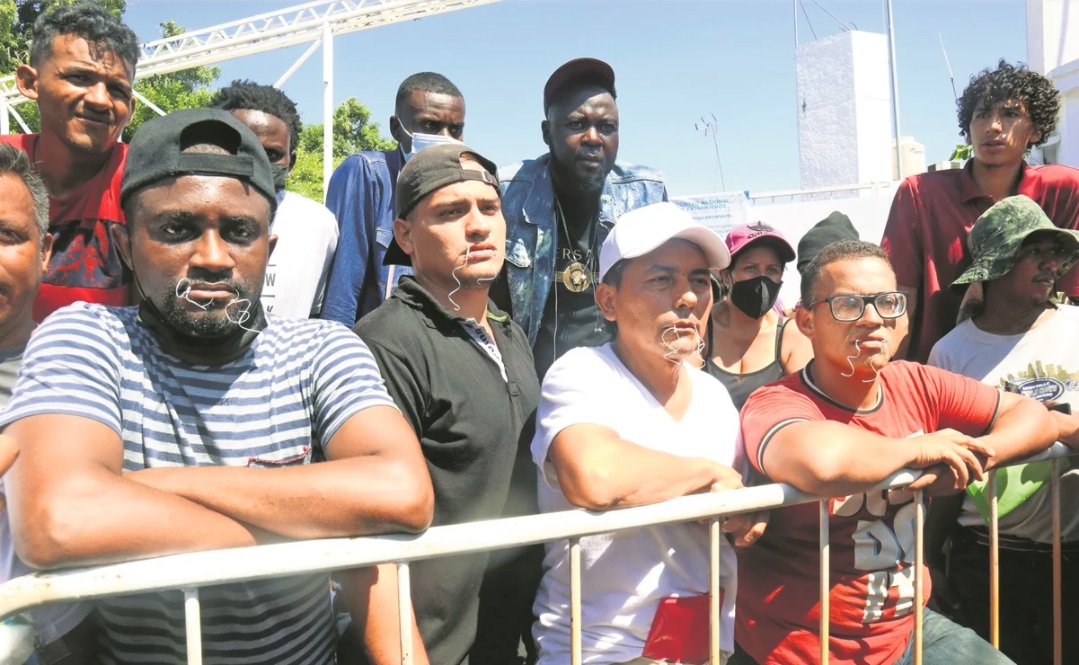 Se suturan los labios; exigen documentos migratorios