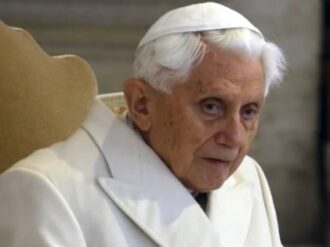 Benedicto XVI pide perdón por «abusos y errores» de la Iglesia Católica