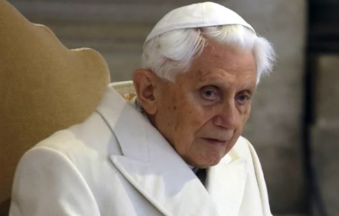 Benedicto XVI pide perdón por «abusos y errores» de la Iglesia Católica