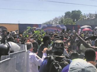 Africanos exigen papeles con danzas y cantos