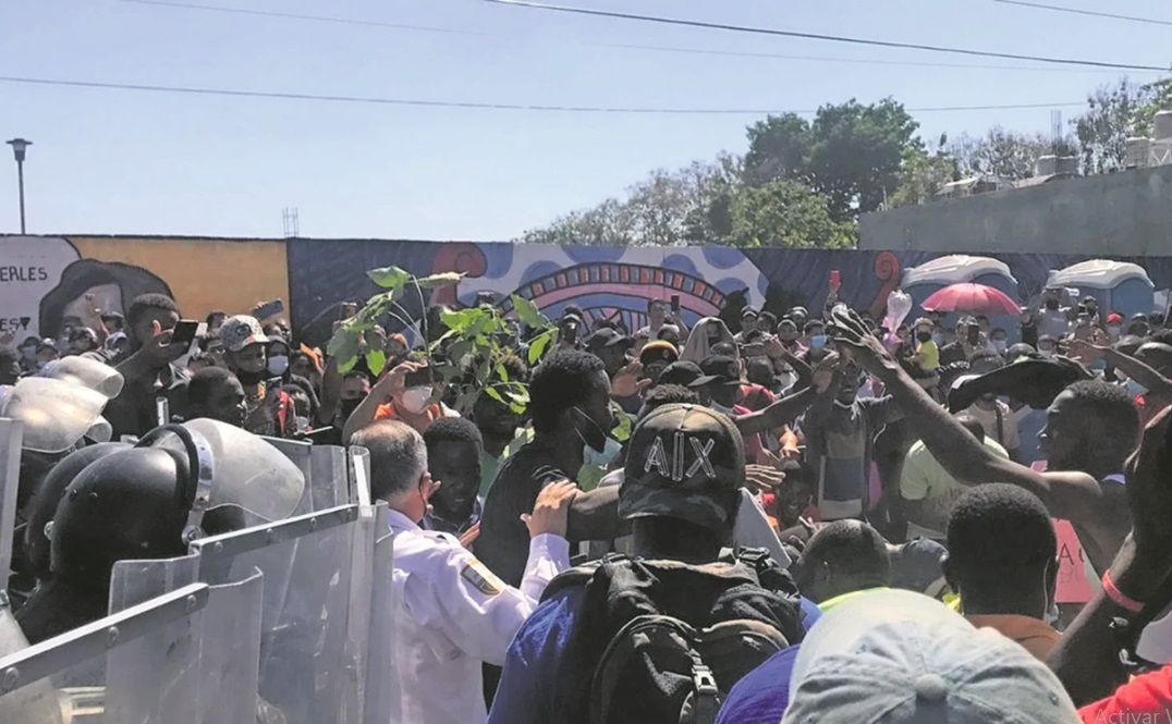 Africanos exigen papeles con danzas y cantos