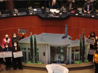 Con maqueta, senadores del PAN piden debatir sobre la casa en Houston del hijo de AMLO