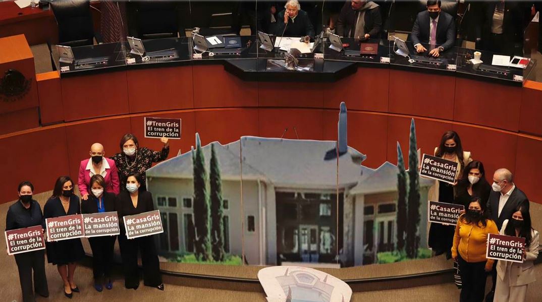 Con maqueta, senadores del PAN piden debatir sobre la casa en Houston del hijo de AMLO