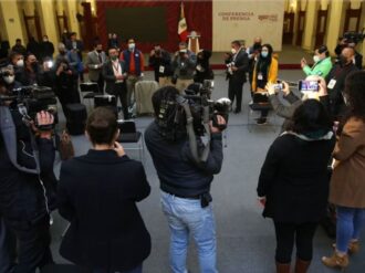 Periodistas en la mañanera guardan minuto de silencio por compañeros asesinados