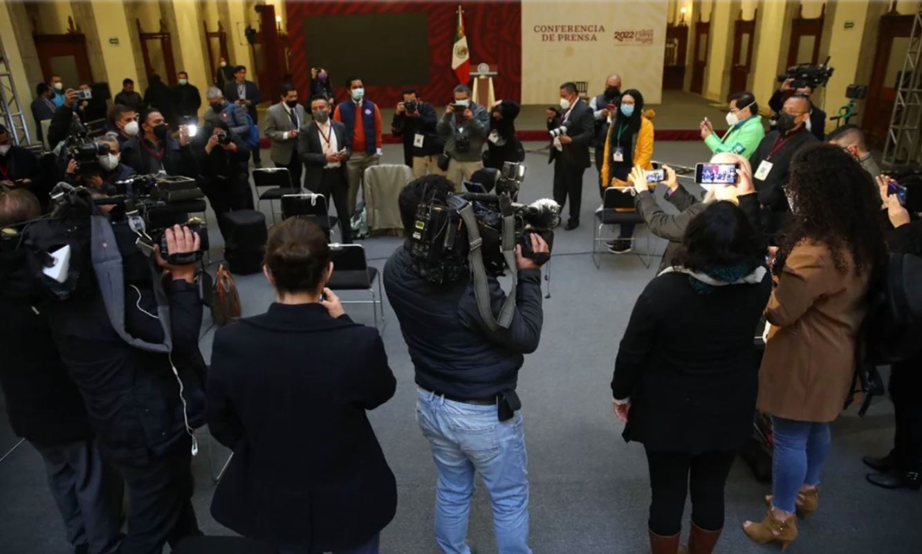 Periodistas en la mañanera guardan minuto de silencio por compañeros asesinados