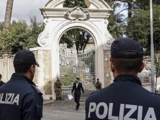 Investigan en Italia a hombre que mantuvo el cadáver de su esposa en el sofá durante 3 meses