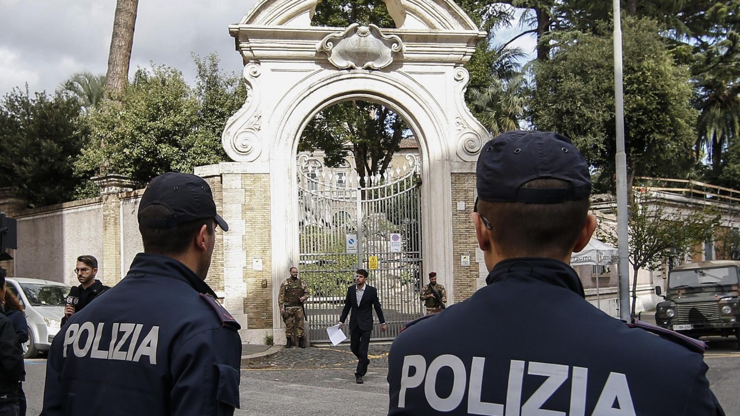 Investigan en Italia a hombre que mantuvo el cadáver de su esposa en el sofá durante 3 meses