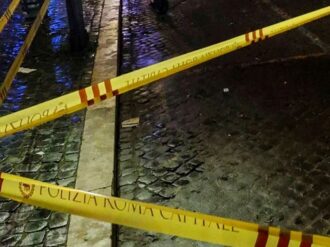 Investigan en Italia a hombre que mantuvo el cadáver de su esposa en el sofá durante 3 meses