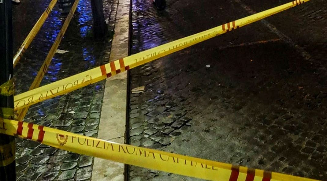 Investigan en Italia a hombre que mantuvo el cadáver de su esposa en el sofá durante 3 meses