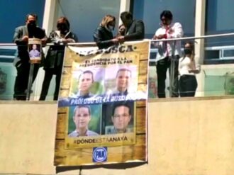 Guerra de carteles en el Senado: Morena coloca manta de Ricardo Anaya con la leyenda “Se Busca”