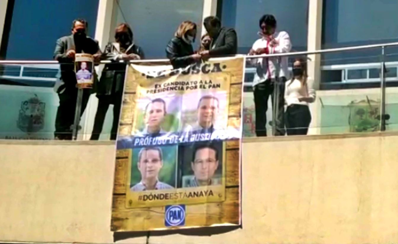 Guerra de carteles en el Senado: Morena coloca manta de Ricardo Anaya con la leyenda “Se Busca”