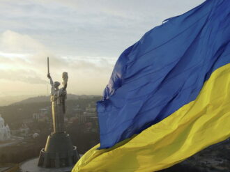 Ucrania decreta estado de excepción y acusa a Rusia de «agresión armada»