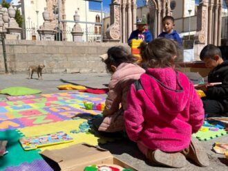 Llevan cuentos a explanada del santuario de Plateros