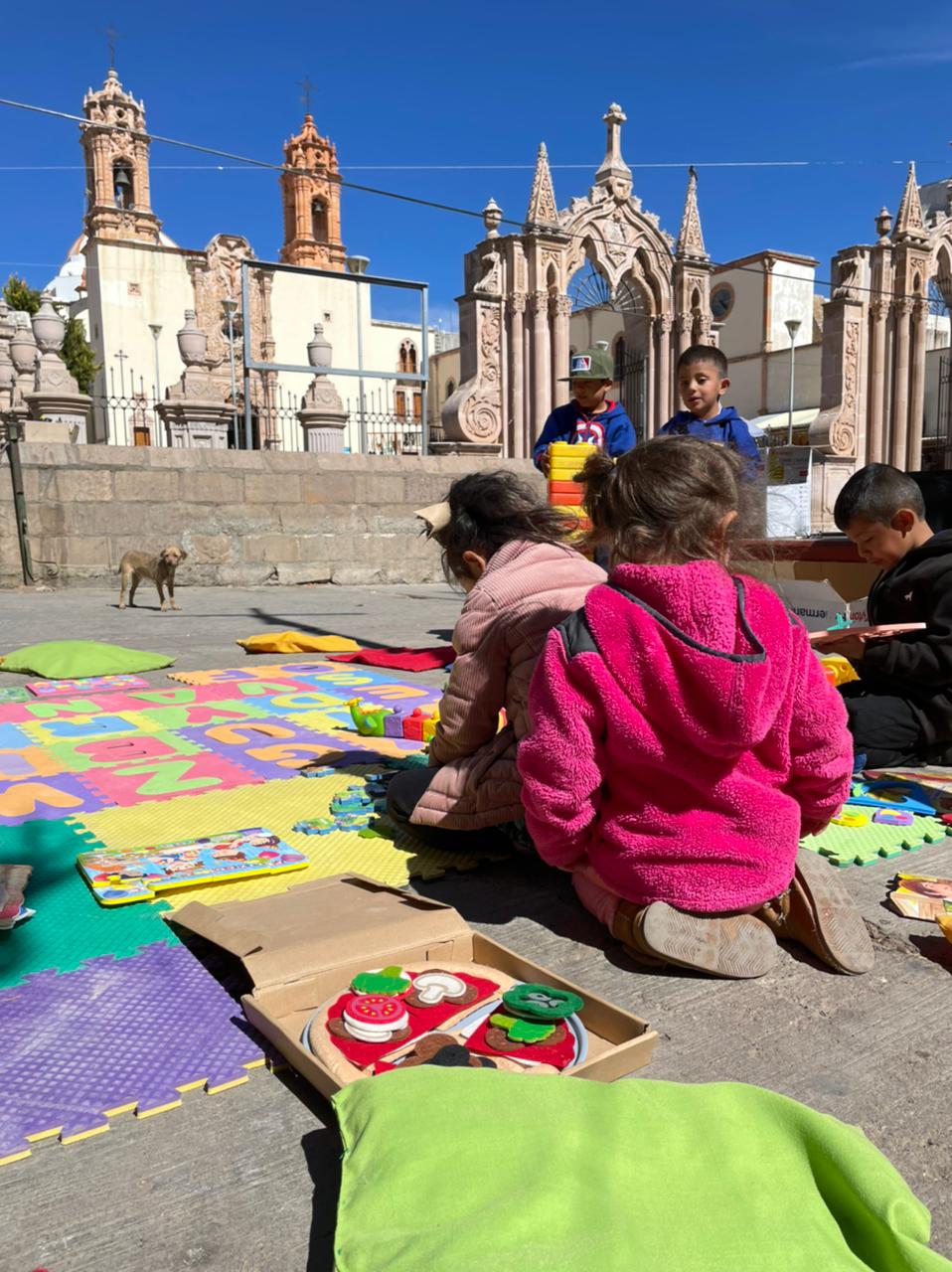Llevan cuentos a explanada del santuario de Plateros
