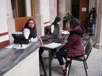 Cientos de jerezanos acuden al módulo móvil del SAT