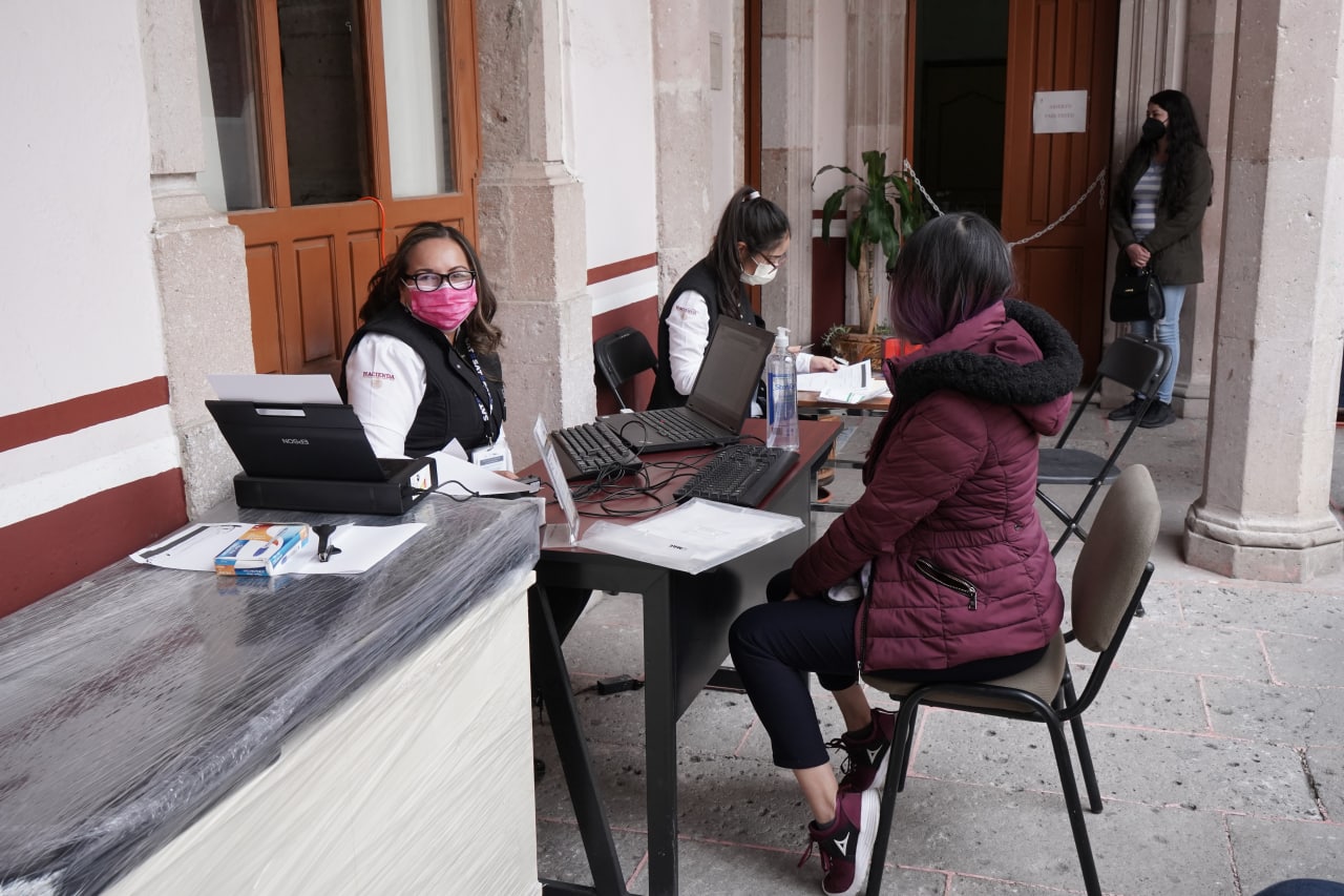 Cientos de jerezanos acuden al módulo móvil del SAT