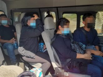 Presunto funcionario de la Cámara de Diputados transportaba a migrantes irregulares