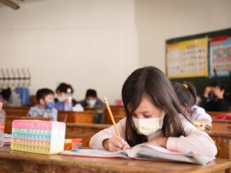 Mía, feliz por el regreso a clases