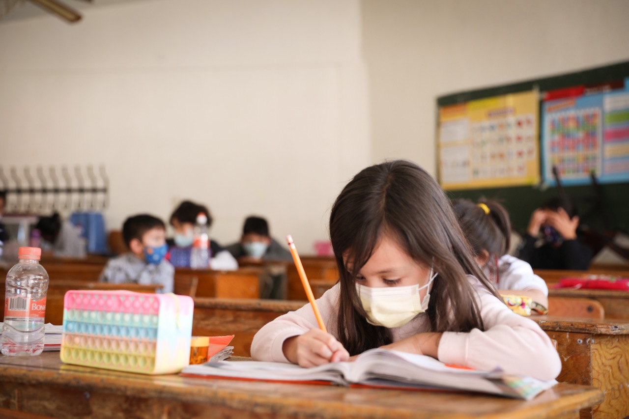 Mía, feliz por el regreso a clases