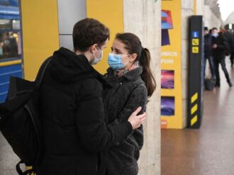 En fotos y videos, así son las duras despedidas de parejas y mascotas en Ucrania